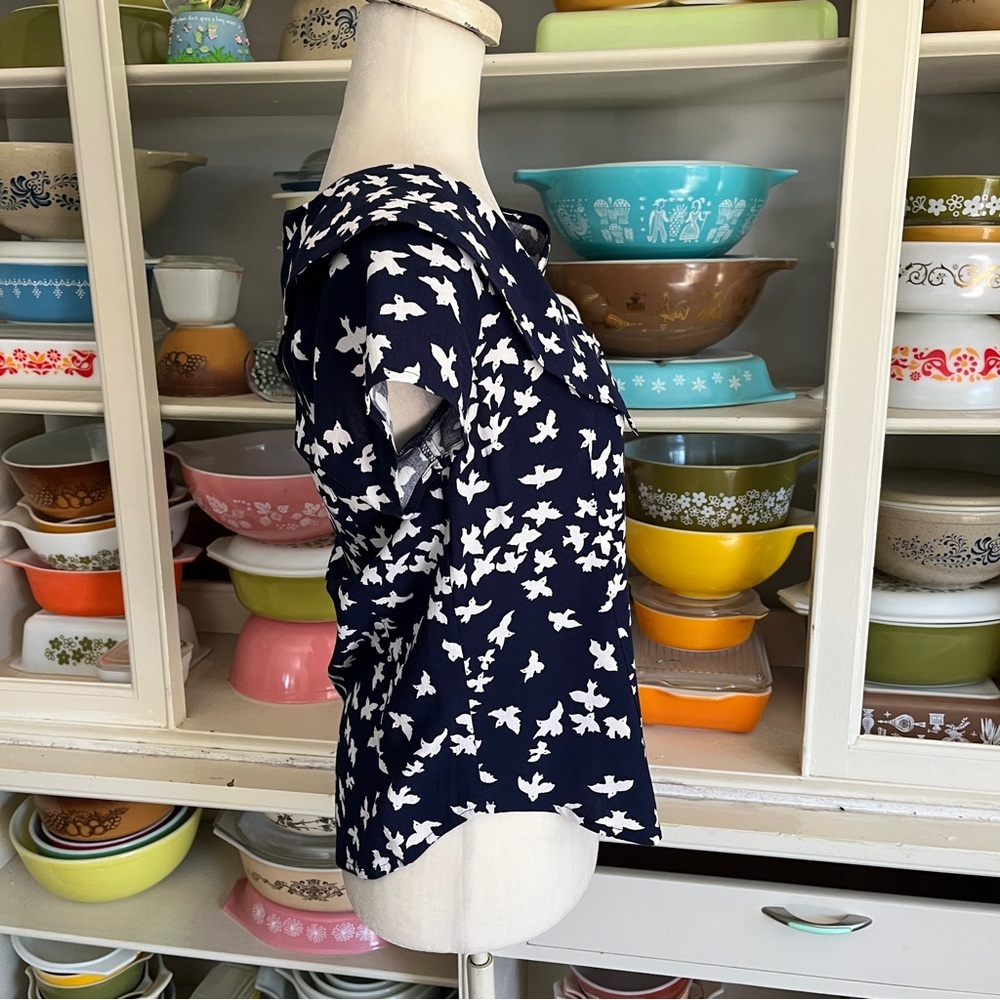 Anthropologie Maeve Austin Navy and White Bird Print Top - Size 0 - Picture 9 of 16